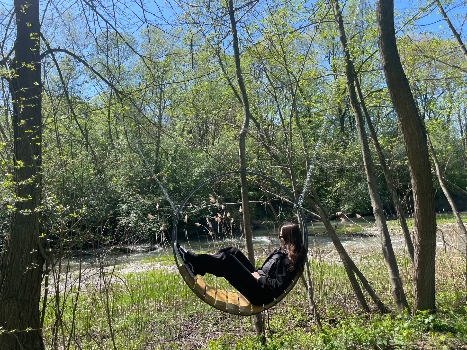 Гойдалка на березі річки