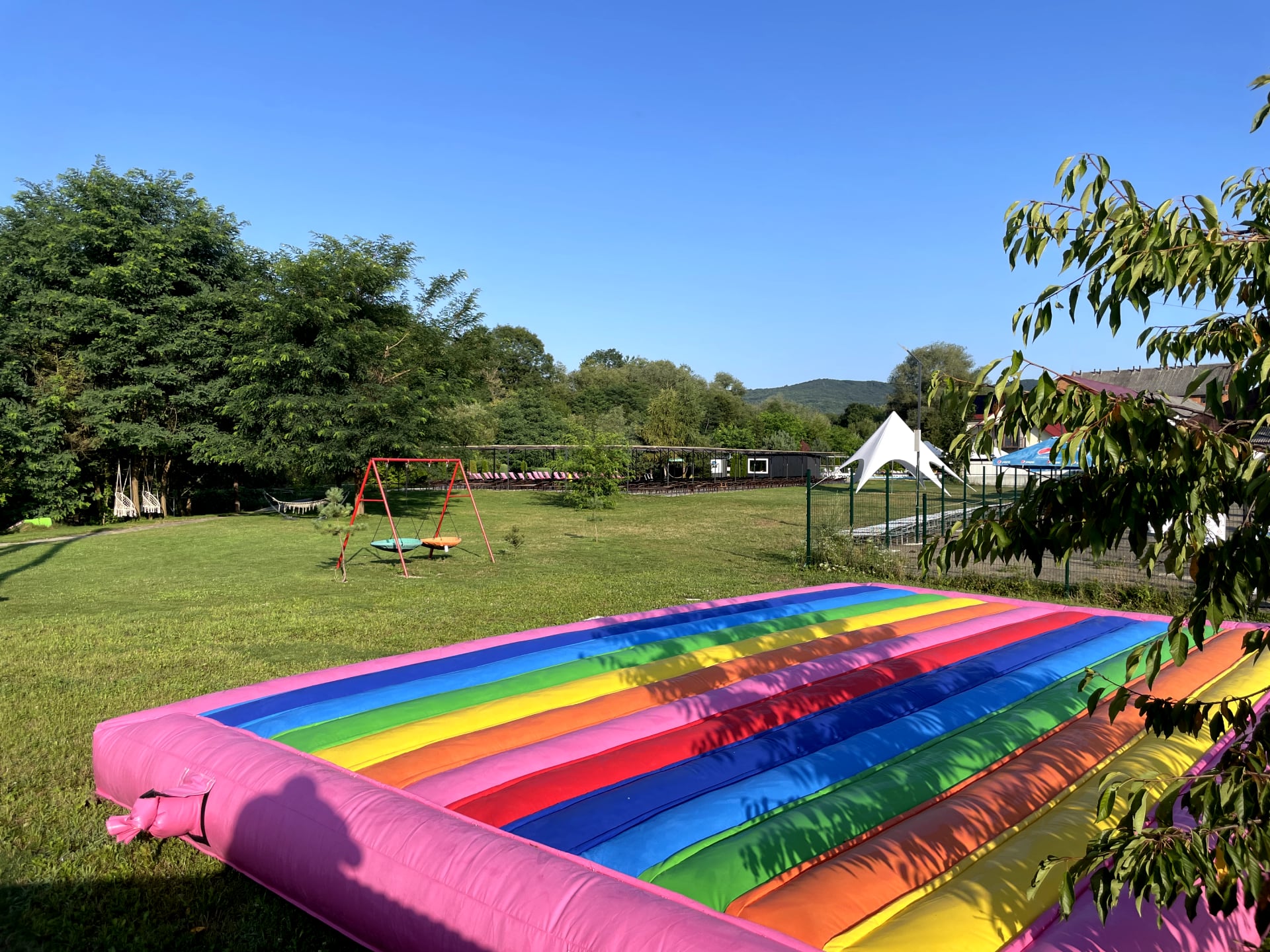 Дитячий майданчик - батут з видом на гори